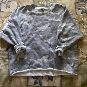 CROPPED GREY CAMO SWEATSHIRT